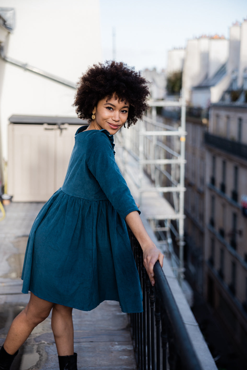 Détails du volume des fronces de la robe "Maud"
