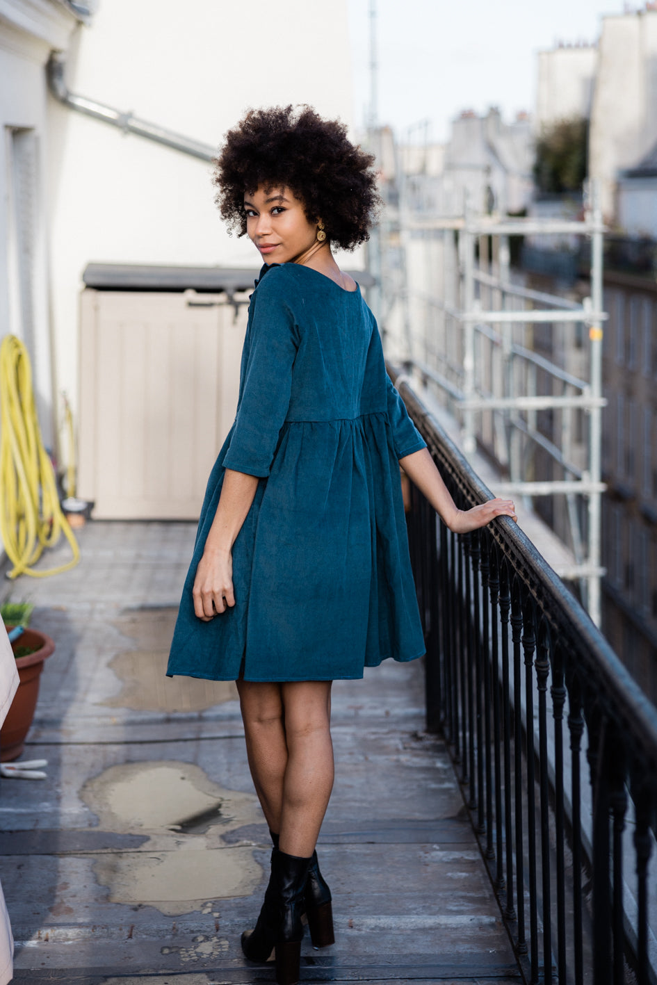 Robe 'Maud' en velours de coton bleu pétrole, vue de dos.
