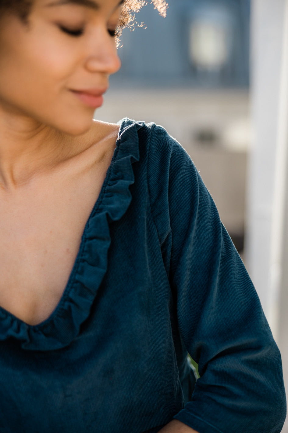 Détail du décolleté en V de la robe 'Maud' en velours de coton