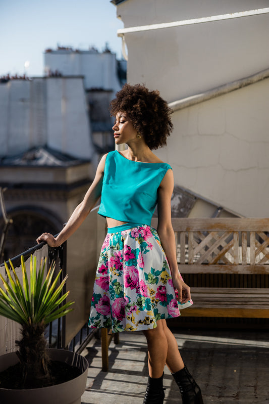 Ensemble 'Iris' avec jupe patineuse en coton et crop-top en soie turquoise, porté par un modèle