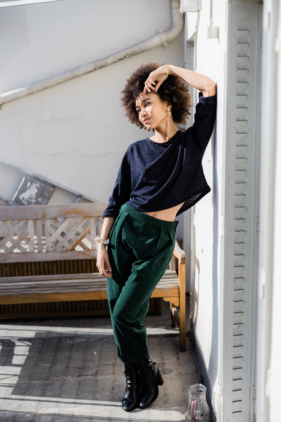 Pantalon 'Anaïs' en velours vert émeraude, coupe large, porté par un modèle