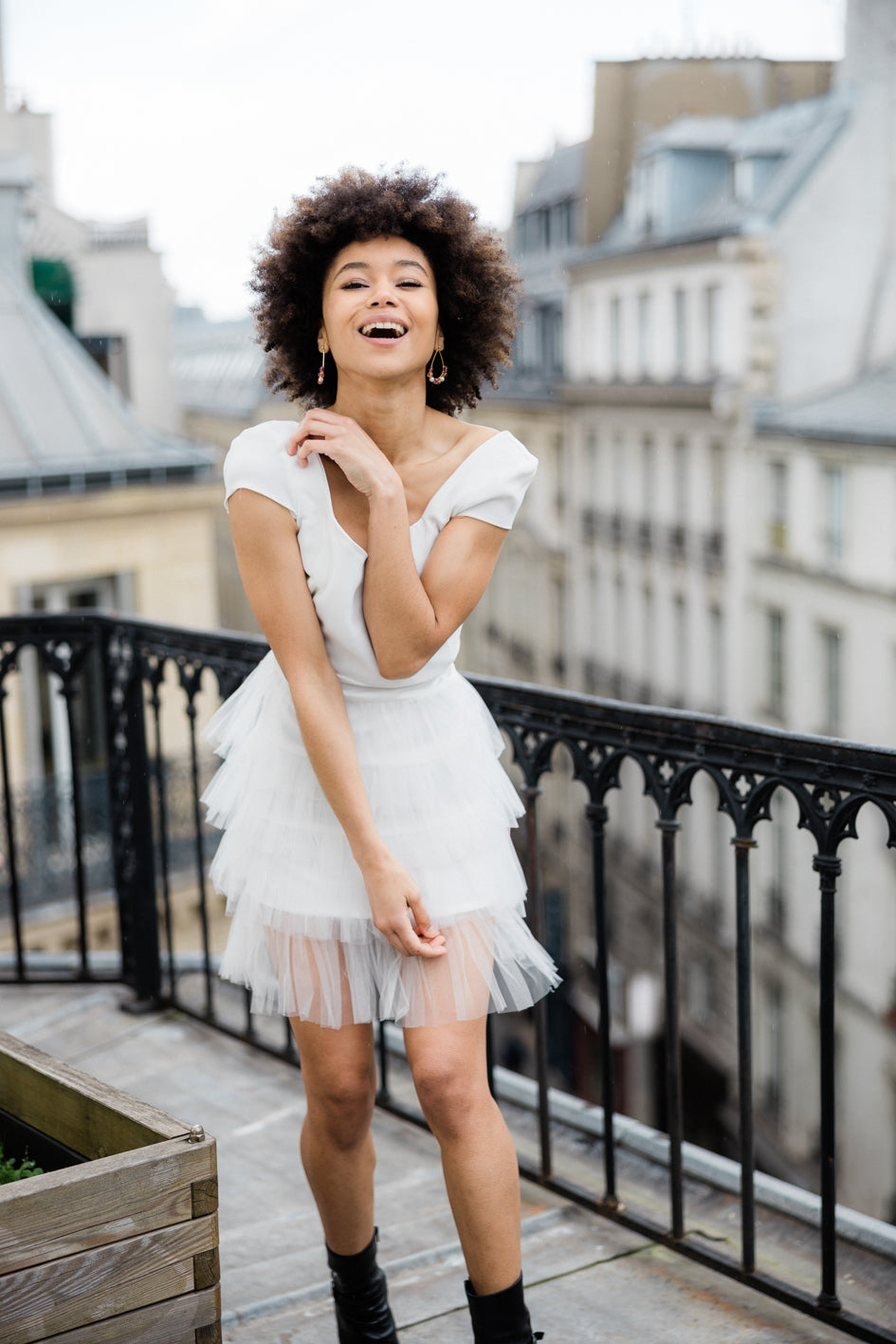 Robe de mariage civil ivoire en tulle et soie ivoire. Jupe en tulle à plusieurs étages façon tutu "Carrie Bradshaw". Manches courte et coupe ajustée. 