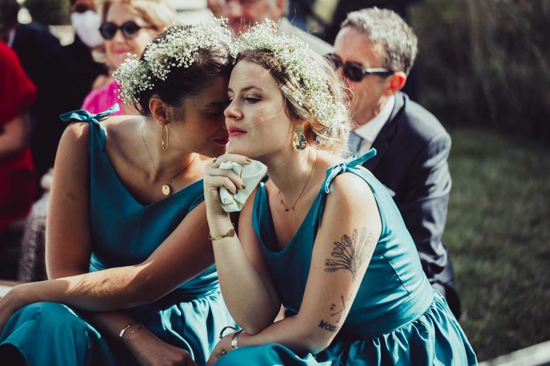 Robe longue en satin de soie bleu canard. Robe ornée d'un petit noeud de serrage aux épaules et d'un beau dos nu. 