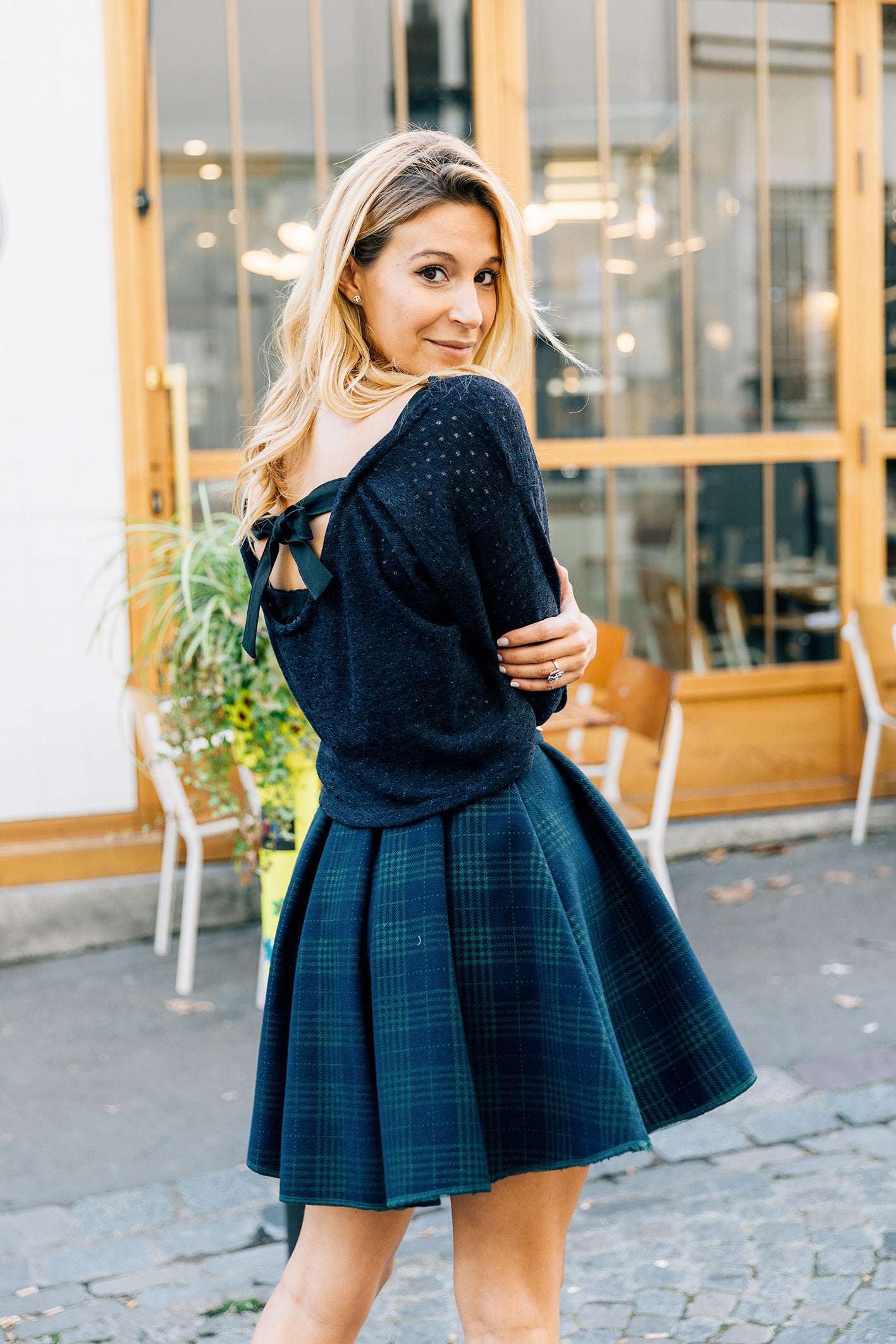 Vue complète de la mannequin de dos avec le pull "Léa". 