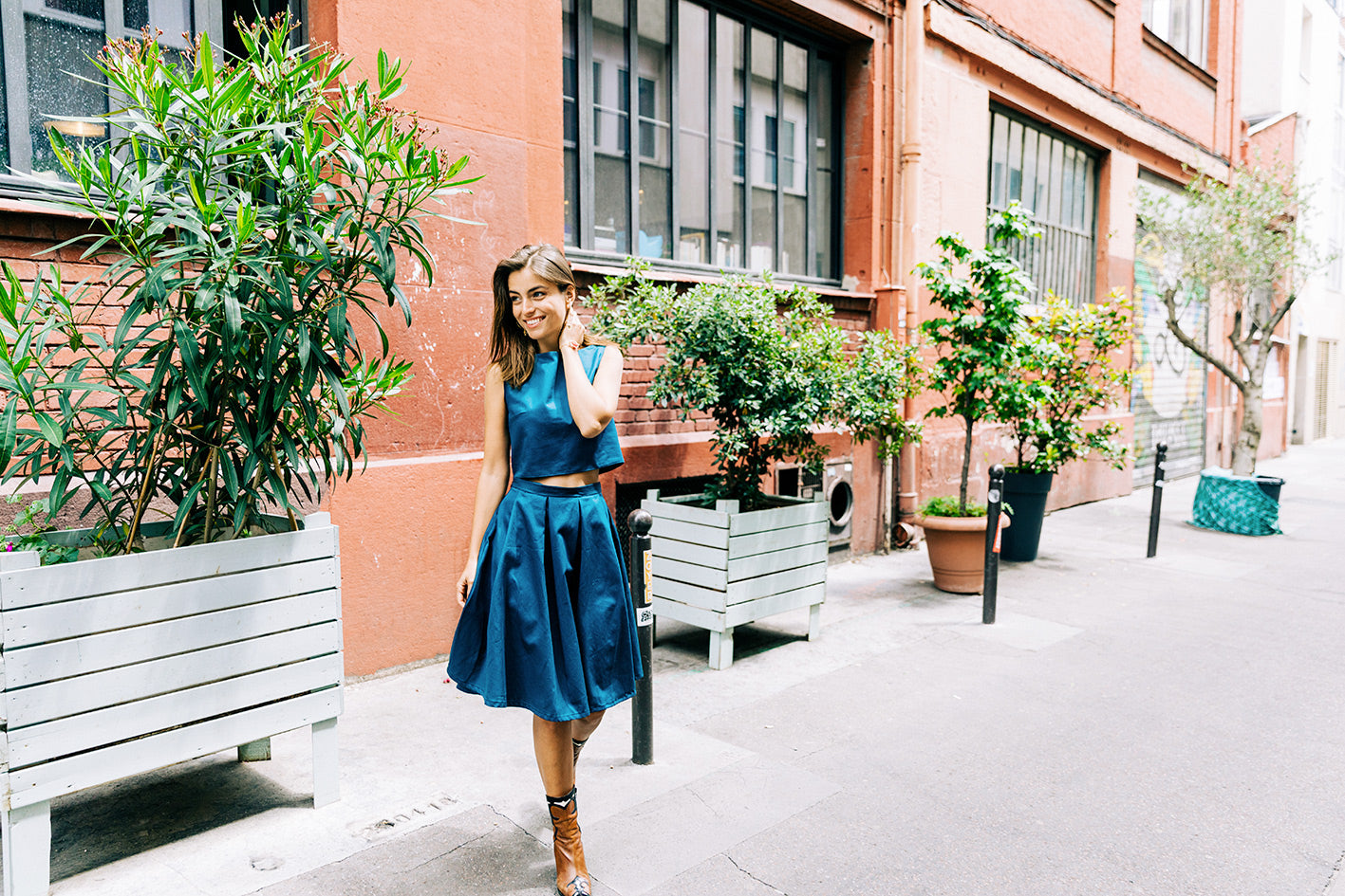 Ensemble vintage jupe longue à plis et top court sans manches, en coton bleu canard. 