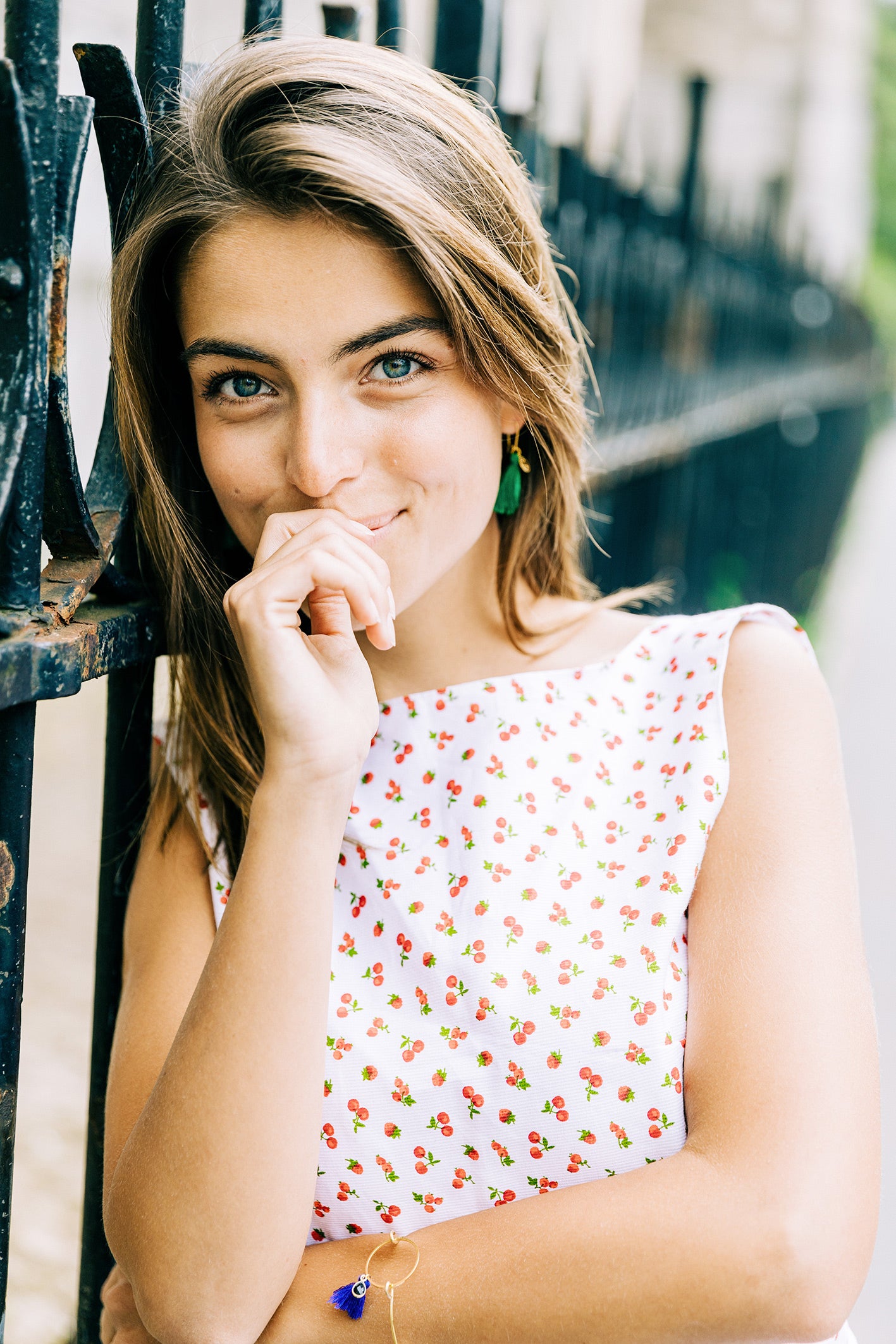 Motifs cerise sur le tissu en piqué de coton de la robe 'Laura'