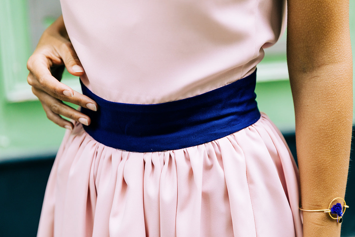 Détails de la ceinture bleu nuit en coton de la robe en soie rose pastel "Clarisse"