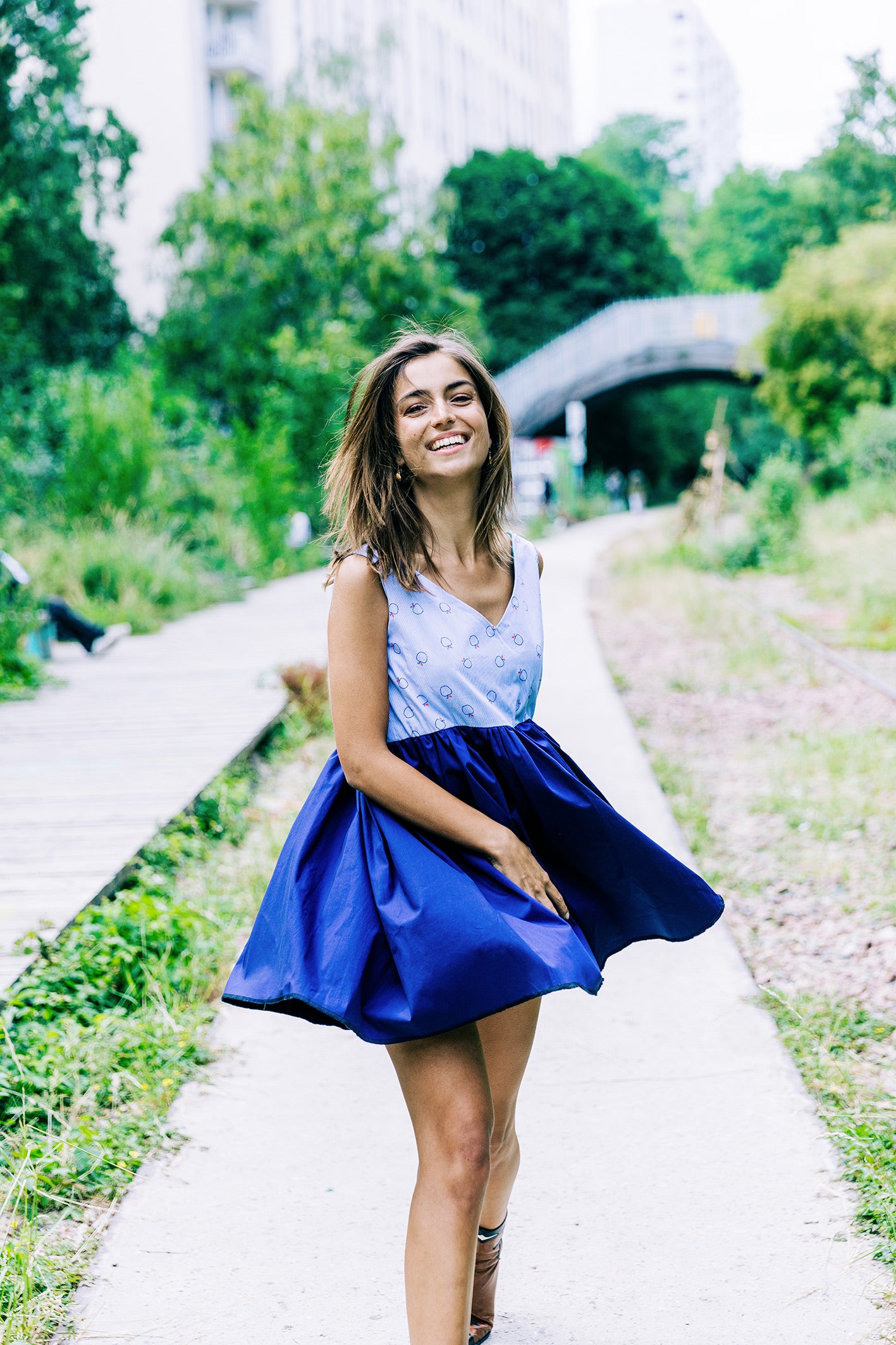 Petite robe d'été bleu avec deux cotons différents. Bleu clair avec des petites pommes rouge sur le haut, bleu électrique en bas. 