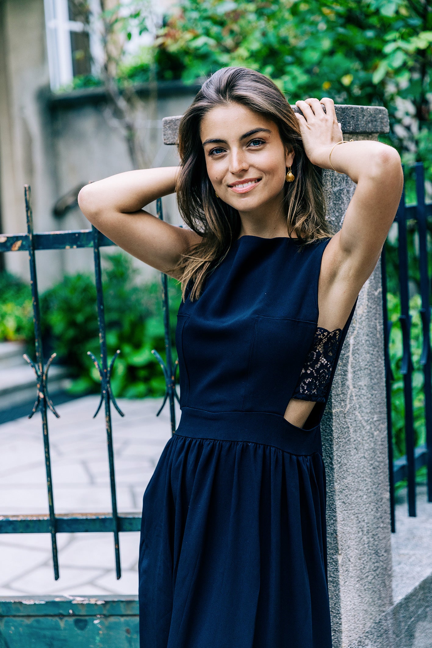 Robe 'Jeanne' en crêpe de soie noire. Détails du haut col rond et de la dentelle. 