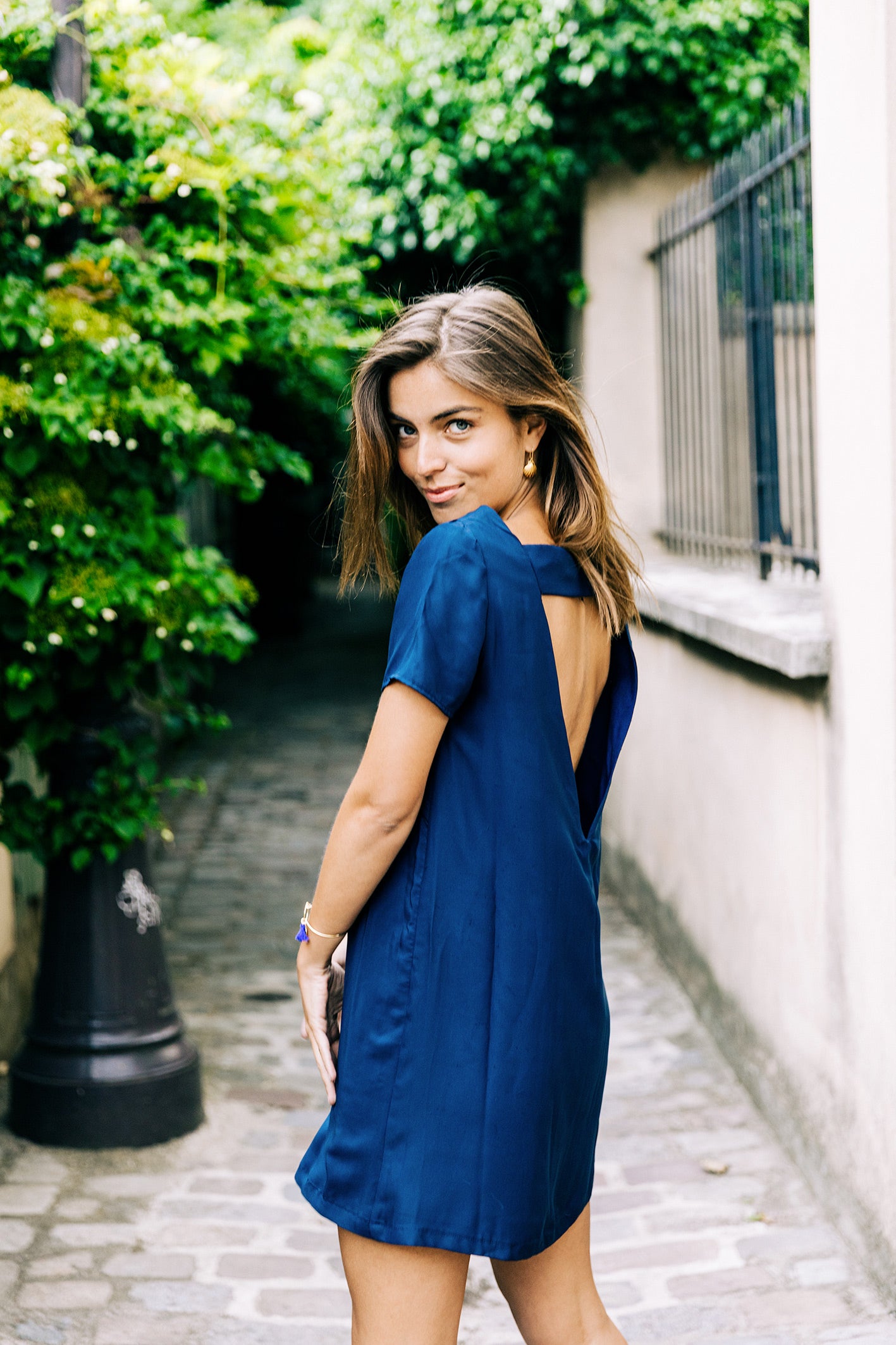 Mannequin portant notre robe "Maureen" en soie bleu marine, coupe large et dos nu