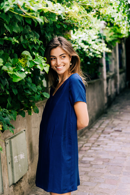 Robe 'Maureen' en soie bleue marine, vue complète avec décolleté en V et coupe droite