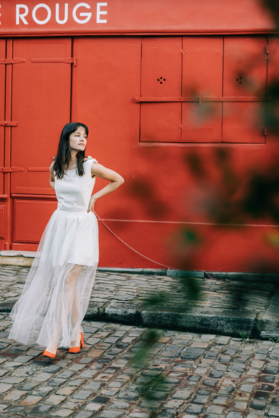 Mannequin portant notre robe de mariage civil en soie ivoire et tulle pailleté "l'Amoureuse"