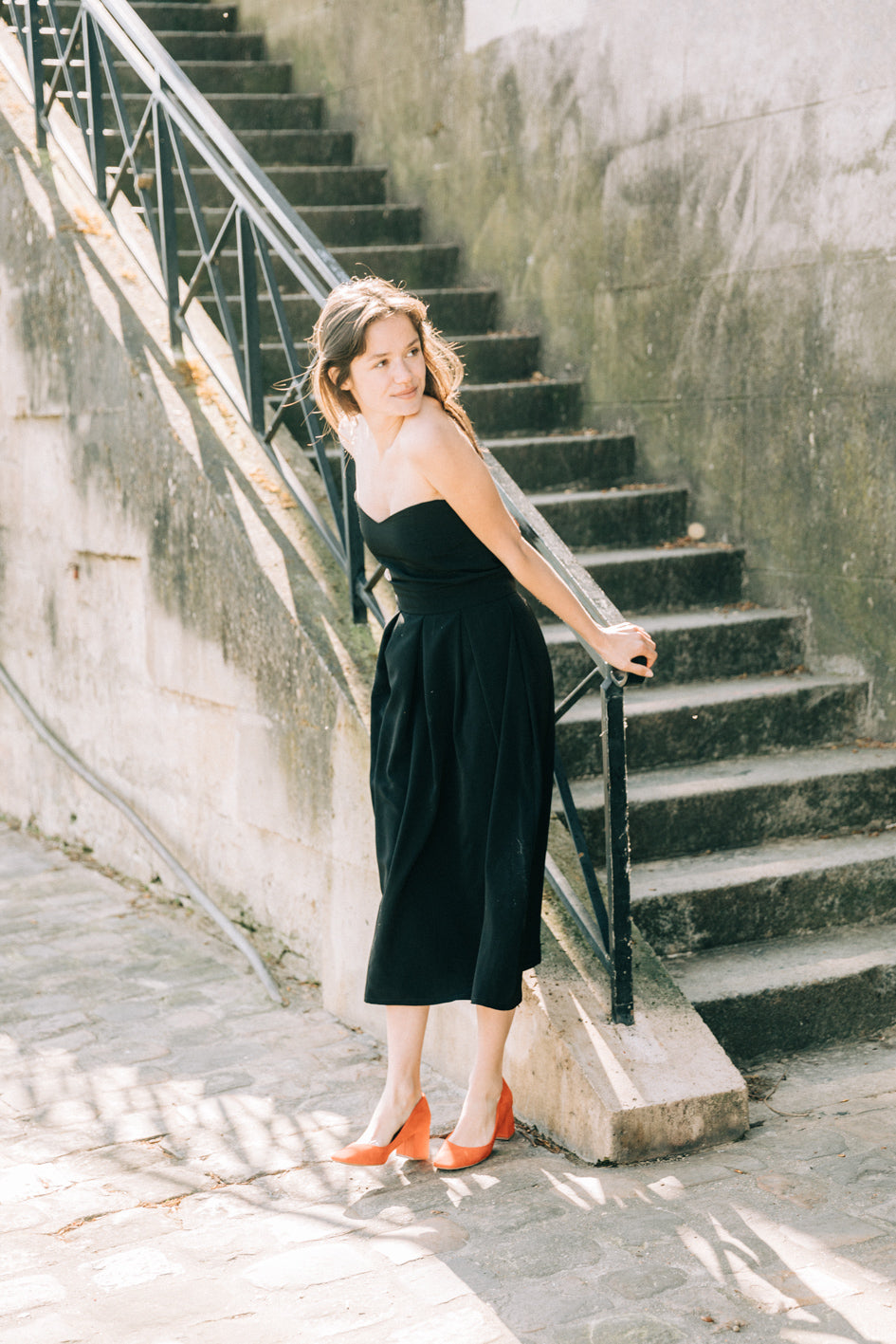 Robe 'Gabrielle' en crêpe de soie noire, vue complète avec bustier et jupe plissée
