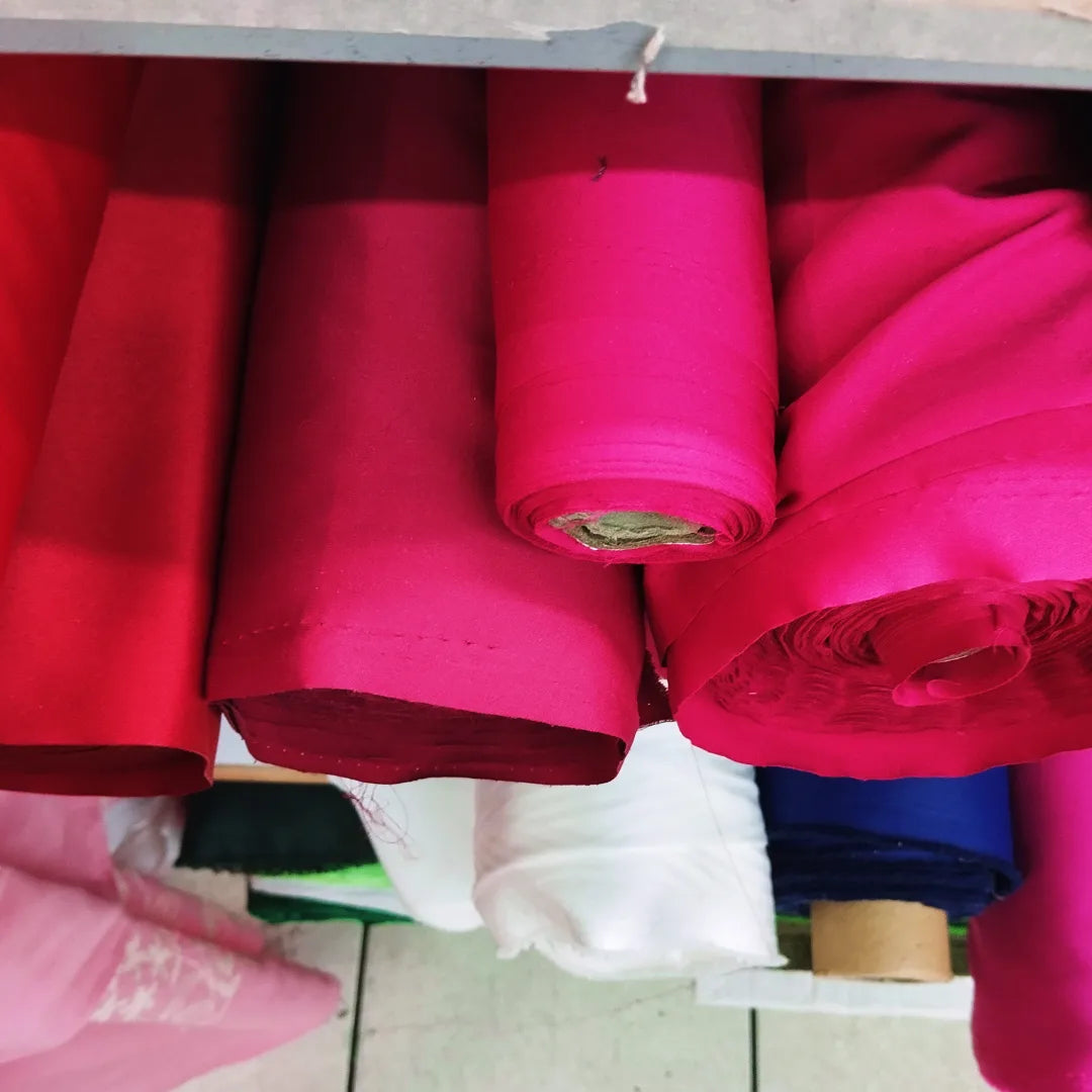 Rouleau de tissu illustrant notre atelier de couture parisien