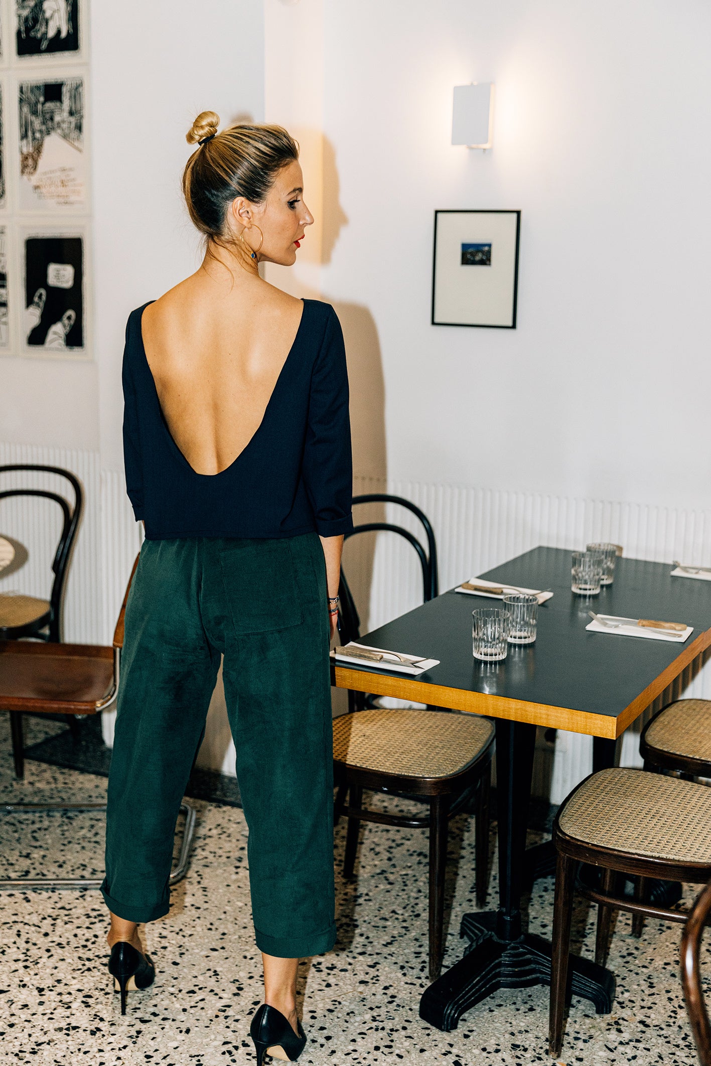 Détails du dos et de la poche plaquée du pantalon 'Anaïs' en velours vert émeraude