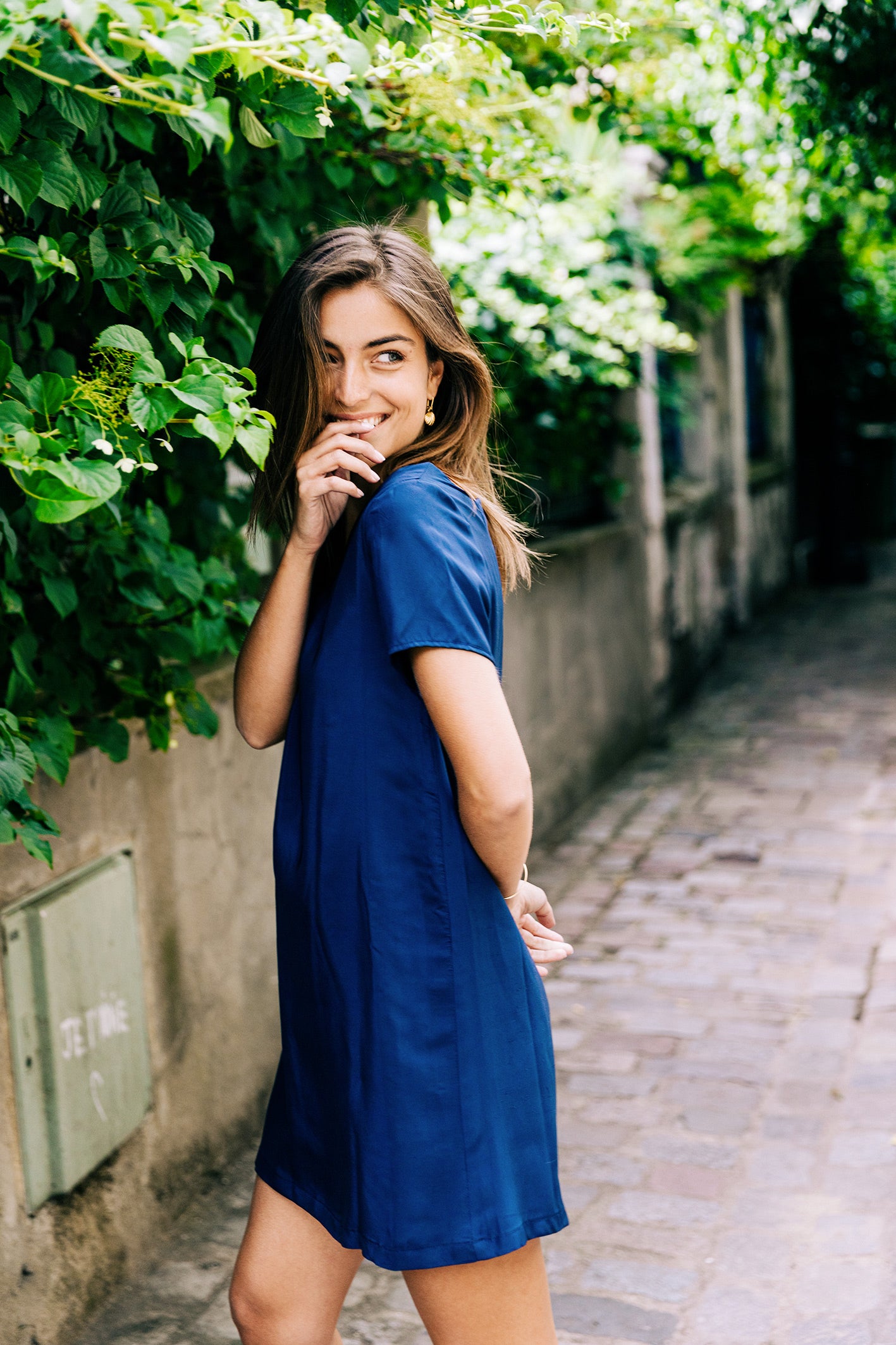 robe de soirée, robe en soie, robe bleu marine, robe en soie bleu, robe en soie bleu dos nu, robe courte avec des petites manches. Robe made in France. Robe frenchie. Robe vintage