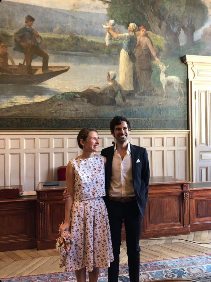 Ensemble deux pièces en liberty fleuries. Robe en piqué de coton épais blanc avec petite fleurs rouges. Robe élégante pour un effet structuré et vintage. 