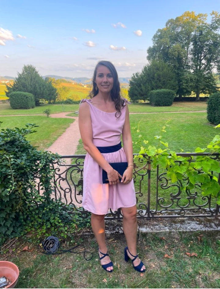 Petite robe en soie rose pastel et ceinture en coton bleu marine. La photo provient d'un retour cliente, la robe est donc en pleine lumière du jour 