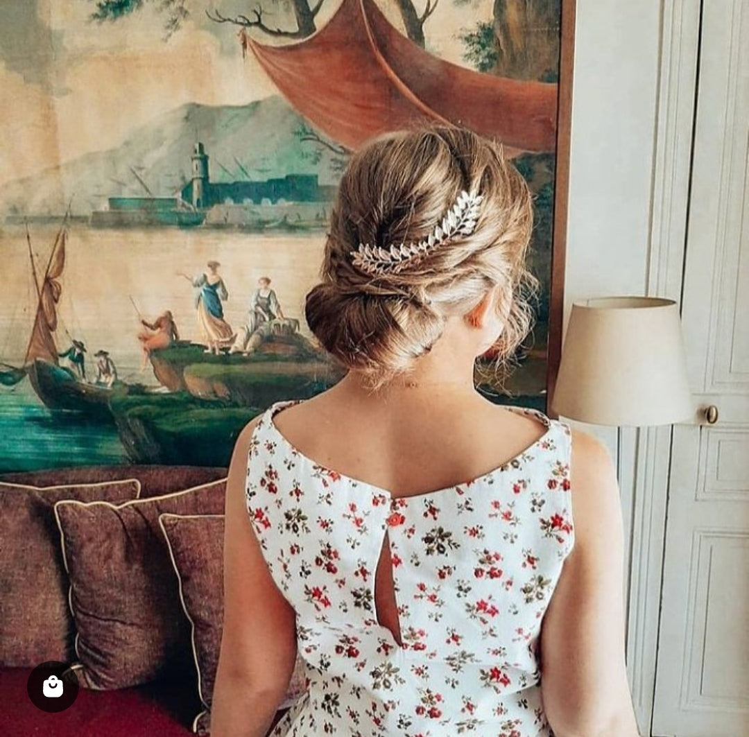 Dos d'un top fleuri en piqué de coton épais. Détail de la goutte qui traverse le dos orné d'un petit bouton rose. 