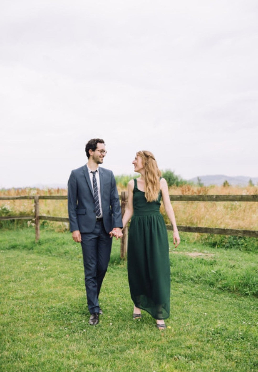 Robe longue en mousseline de soie vert sapin. Jeu de transparence sur le bas de la robe entre la mousseline et la doublure en coton. Photo retour cliente prise en pleine lumière du jour.