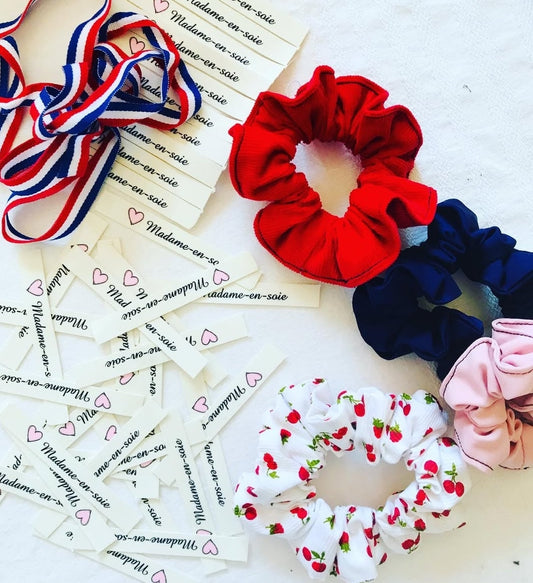 Des chouchous en velours, en soie et en coton de différentes couleurs délicatement posés sur une table