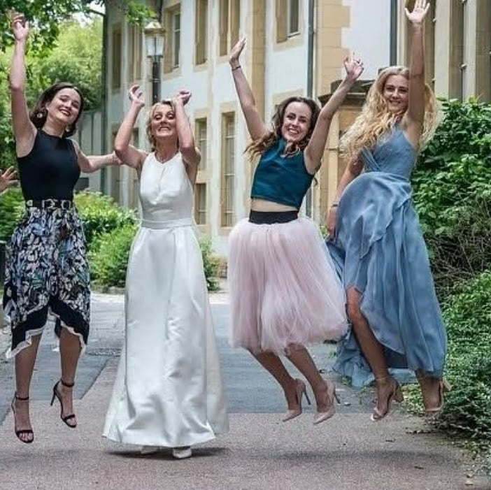 Tutu en dentelle de soie rose pastel et ceinture large noire accompagnée d'un top en piqué de coton bleu canard. 