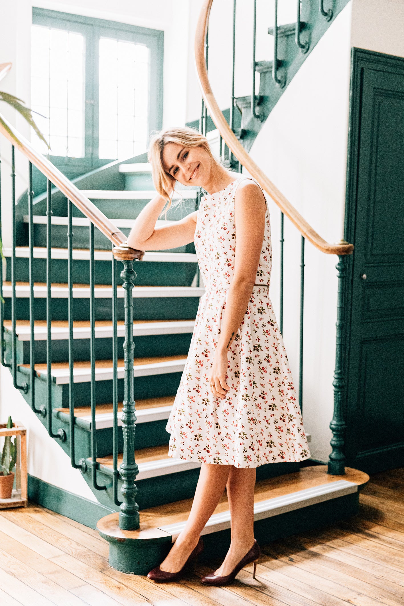 Ensemble "Julie" , une petite robe à fleurs, porté par la modèle. 