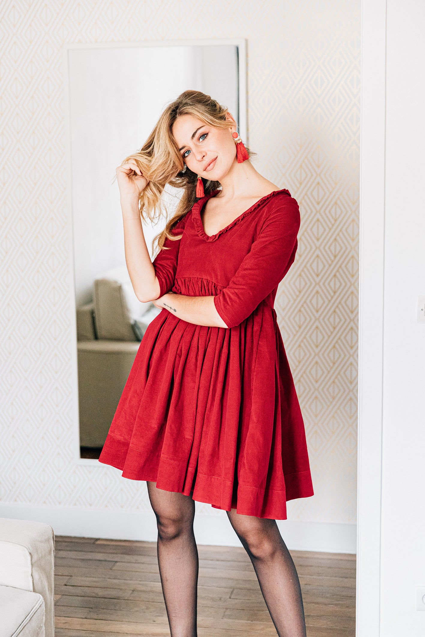 Mannequin portant notre robe coupe large en velours de coton rouge passion "Pauline"