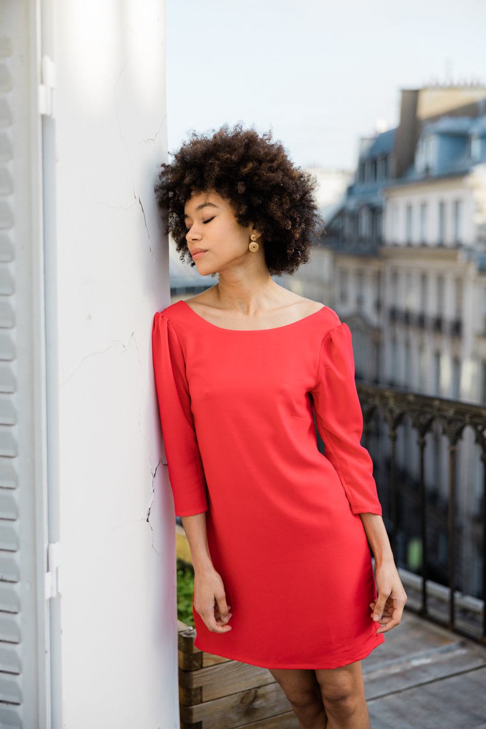 Mannequin portant notre robe "Léonie" en soie grenadine, coupe droite. 