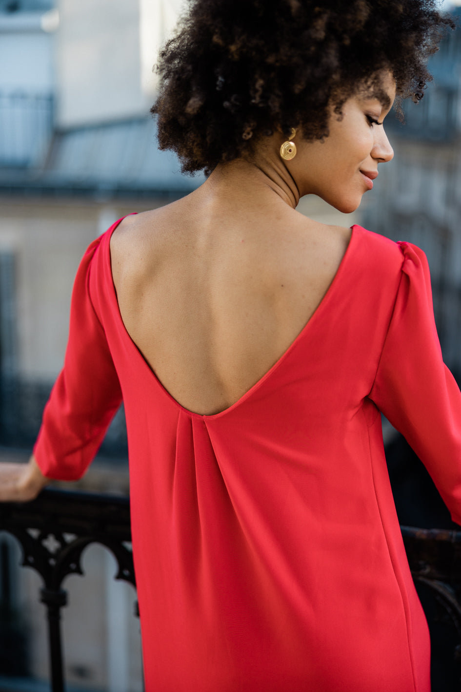 Détail du dos nu avec trois petits plis de la robe 'Léonie'