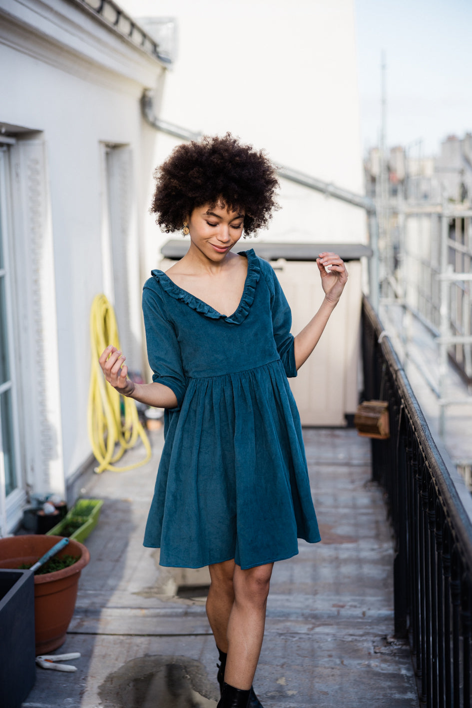 Robe 'Maud' en velours de coton bleu pétrole, vue complète de face avec coupe large et décolleté en V