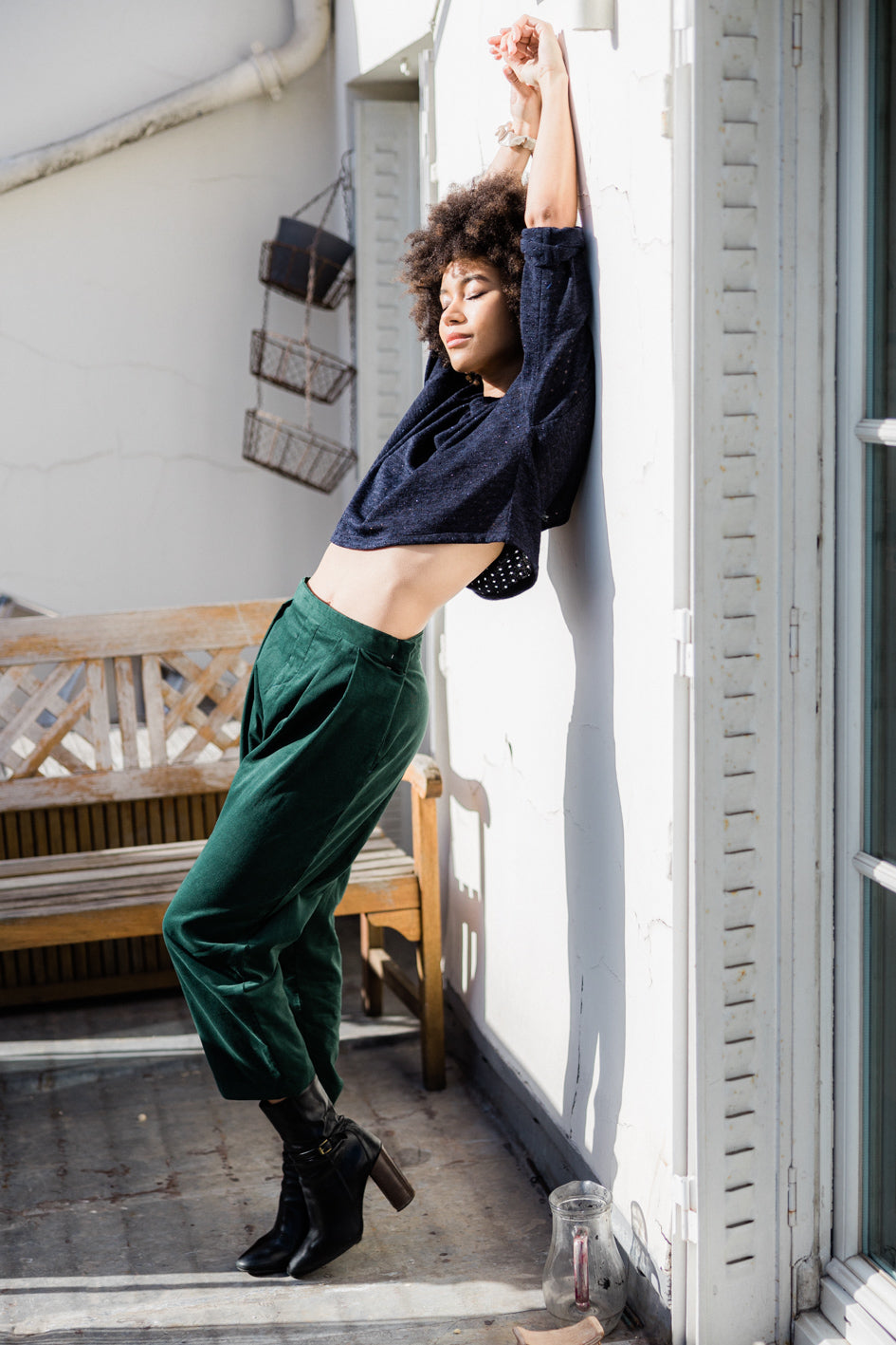 Détails du pantalon taille haute en velours de coton "Anais" porté par un modèle