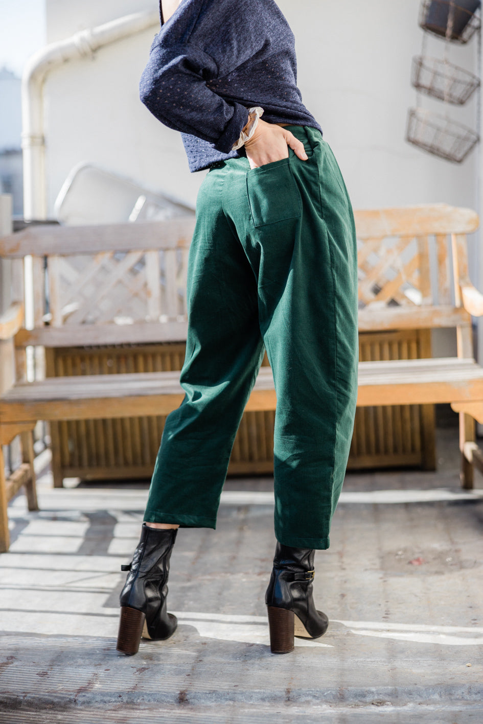 Détail du pantalon et de la texture douce et luxueuse du velours du pantalon "Anaïs"
