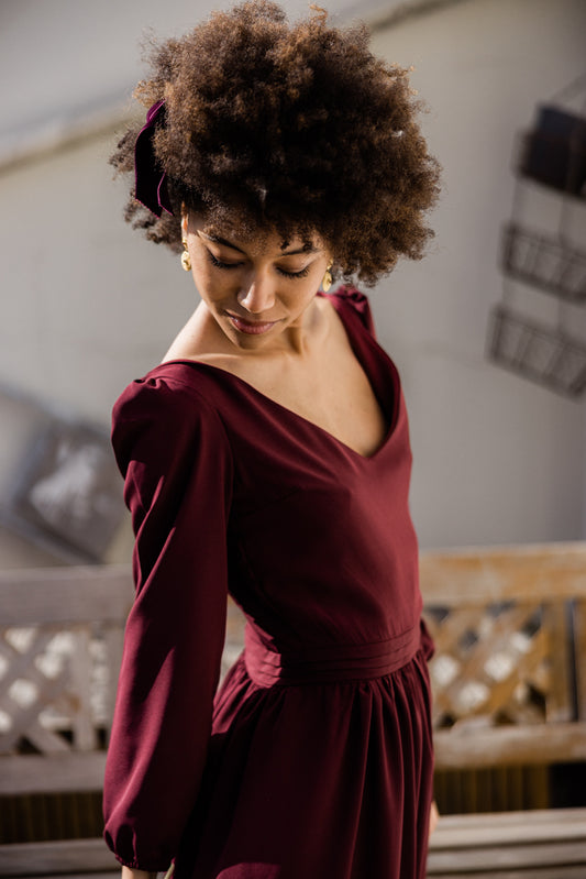 Robe 'Prune' en crêpe de soie bordeaux. Vue 3/4