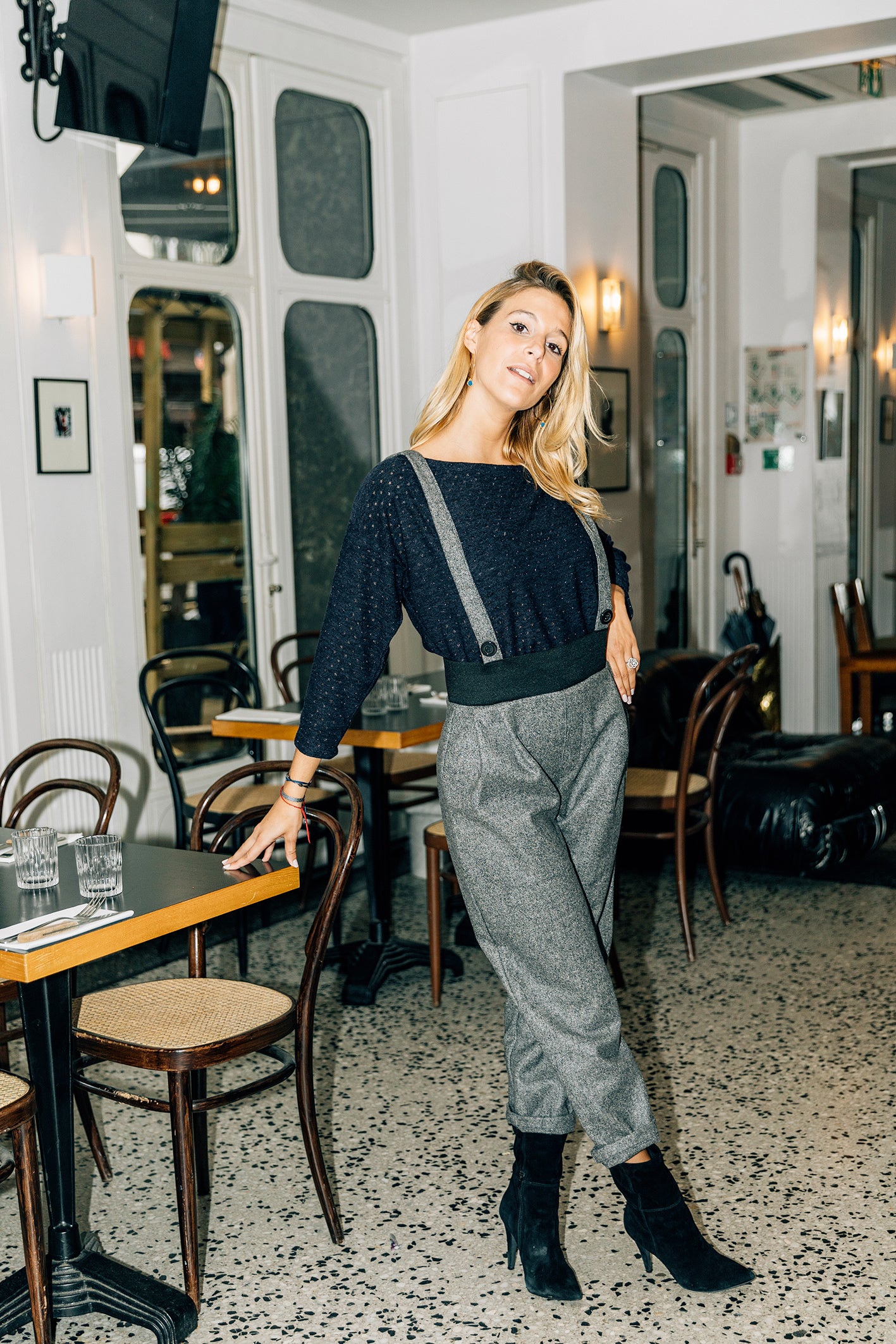 Plis élégants sur le devant du pantalon 'Irène' en laine grise.