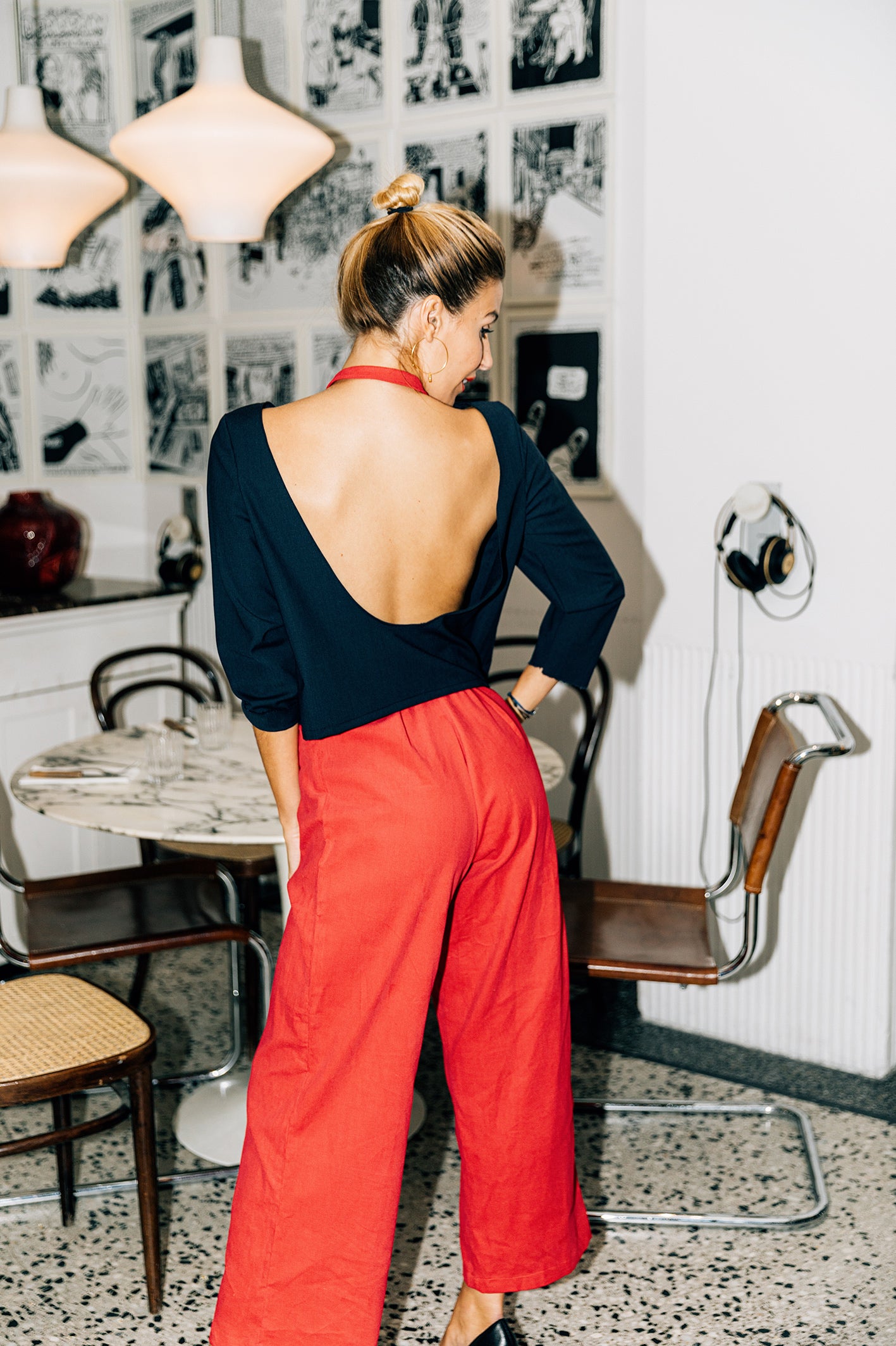 Vue de dos de l'ensemble. Top avec un dos nu profond. Collection hiver. Vêtement femme. Mode française. Tailleur français. tailleur sur mesure. Tenue chic. Tenue élégante femme. Tenue de soirée. Tenue de gala. Tenue de cocktails
