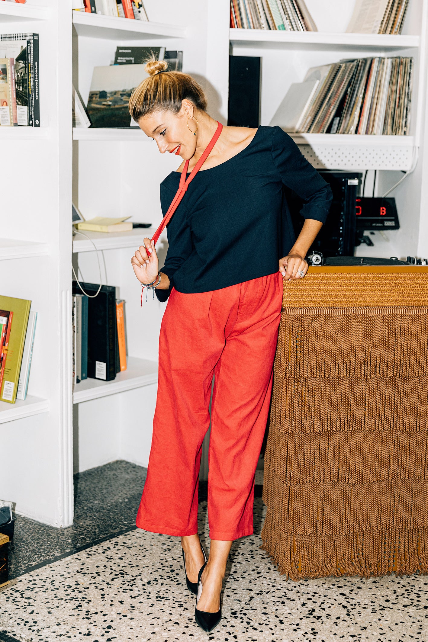 L'ensemble Victoria est composé de deux pièces: Un pantalon taille haute en velours rouge et un crop-top en coton super100.  Le top est dos nu, accompagné d'un ruban non solidaire, en velours rouge à nouer en cravate ou en petit noeud, au gré de ses envies.  Le pantalon est large avec une ceinture élastique froncée.