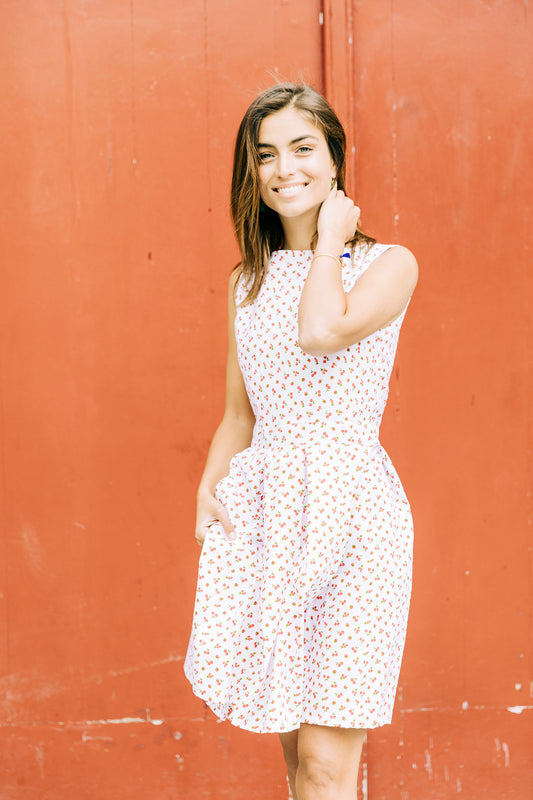 Robe 'Laura' en coton blanc avec motifs cerise, vue complète