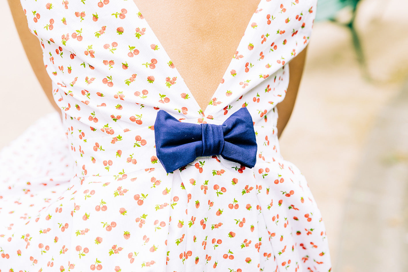 Détails dos nu et noeud papillon en coton bleu marine. Robe de soirée. Robe de gala