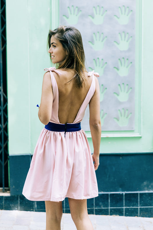Dos nu profond de la robe 'Clarisse' en soie et coton rose pastel