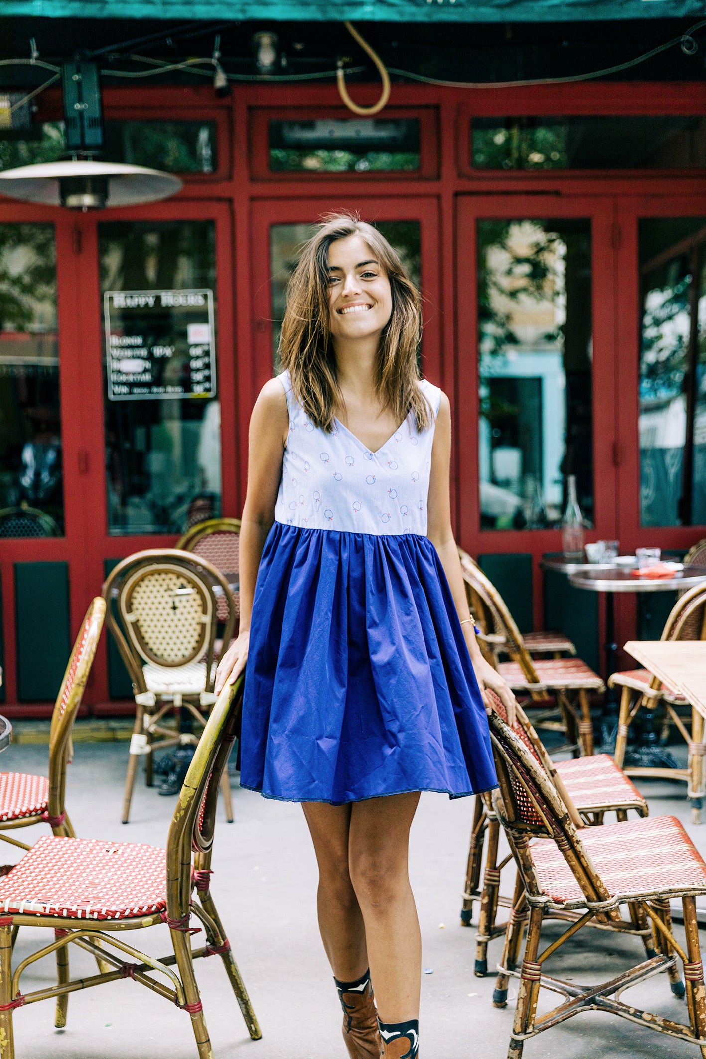 Robe d'été sans manches. décolleté en V devant et dans le dos. Deux couleurs. Bleu marine sur la jupe et bleu clair sur le top. Robe décolleté V. Robe froncée; Robe bleu. Robe courte bleue. Robe créatrice française. Robe unique. Pièce unique. Robe couture. Robe de petite série. Robe edition limité bleue. Robe sur mesure