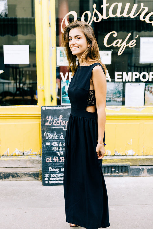 Robe 'Jeanne' en soie noire, vue complète avec dentelle sur les côtés