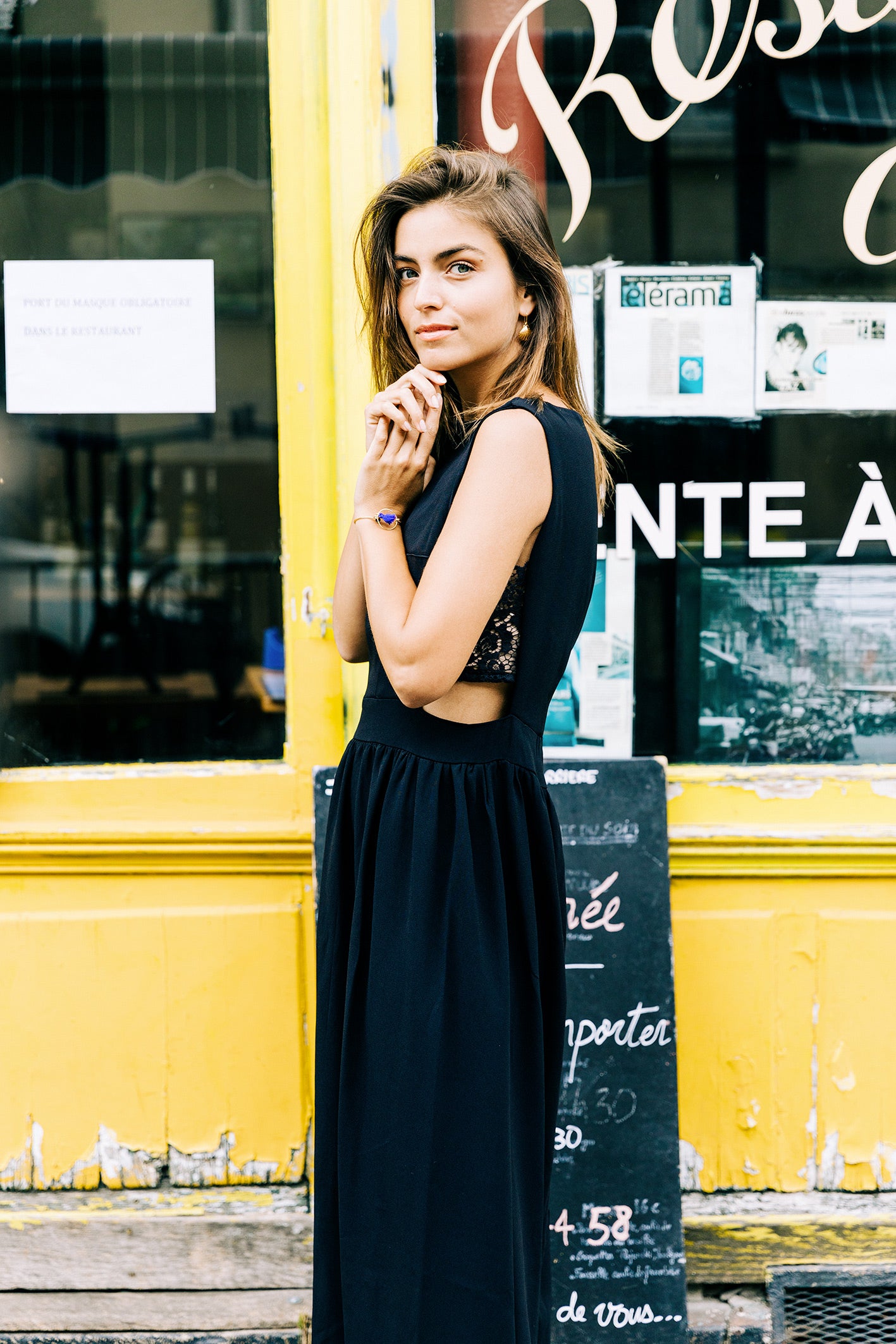 Vue de côté robe longue en soie. Côtés ajourés par de la dentelle. Robe longue. Robe longue noire. Robe longue en soie noire. Robe personnalisables. Robe française. Robe made in France; Robe en dentelle. Robe en dentelle et soie. Robe de gala. Robe de cocktails. Robe habillée