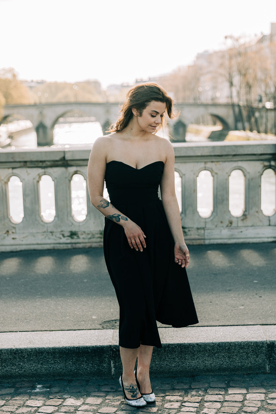 petite robe de soirée en soie. Mi longue à plis et bustier. Robe vintage noir. Robe bustier noir. Robe bustier. Robe fabrication française. Robe longue noir. robe midi noir. Robe mi mollet noire