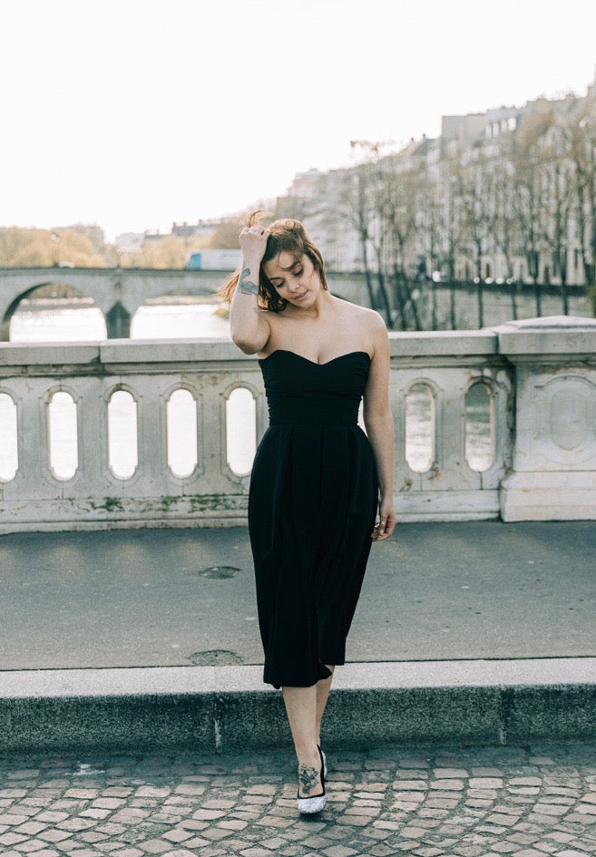 Robe "Gabrielle" en crêpe de soie noire portée par un modèle  