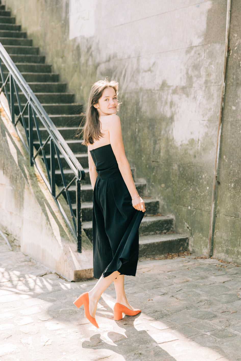 Robe 'Gabrielle' en crêpe de soie noire, vue complète de dos avec bustier et jupe plissée