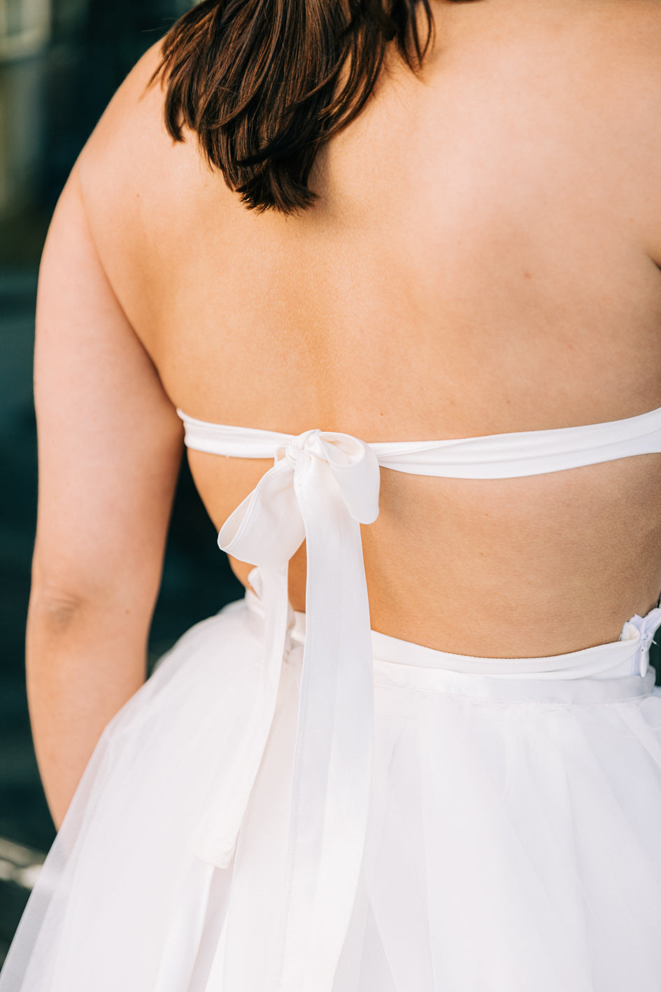 robe de mariée en soie. Détail ruban en soie ivoire. Robe dos nu et cintrée à la taille. robe à nouer dans le dos. Robe longue en soie ivoire. Robe longue en soie blanche. 