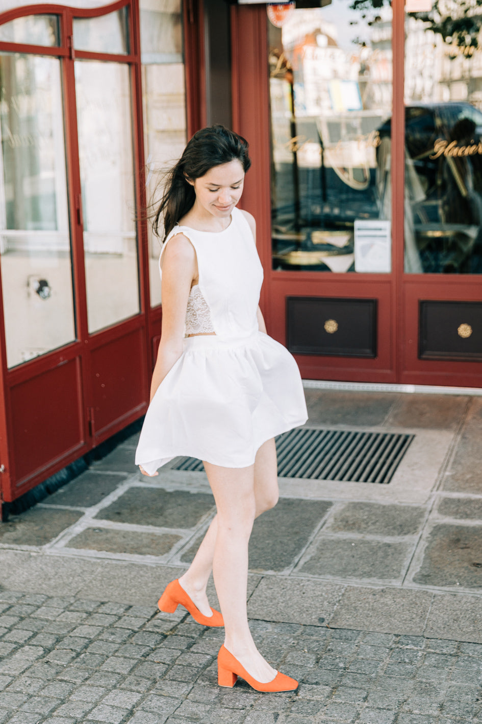 robe de mariage civil. Robe courte et blanche en soie . Robe sur mesure. Robe fabriquée en France à vos mesures. Petite robe blanche en soie. Petite robe en soie ivoire et dentelle ajourée sur les cotés