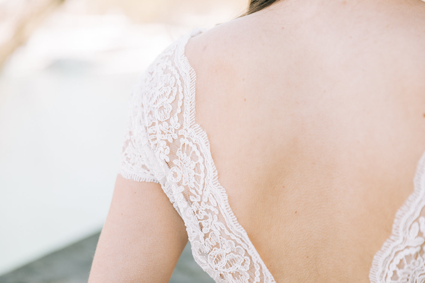 Détails dos nu en dentelle. Finition dentelle dans le dos. Dentelle robe de mariée blanche ou ivoire. Transparence dans le dos. Top sans doublure. 