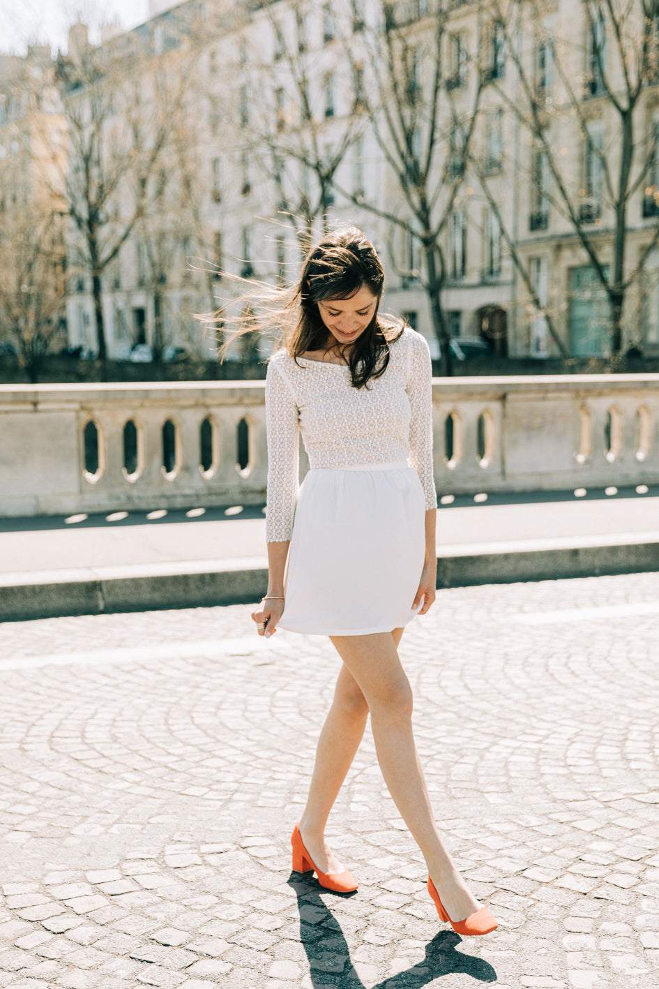 Modèle deux pièces. Top et jupe en soie et dentelle ivoire . Tenue mariage civil. Robe deux pièces mariage civil. Robe union civil. Robe de mairie. Robe vintage mariage civil. robe blanche chic. Robe blanche courte. Robe courte ivoire. fabrication française de robe de mariage civil 